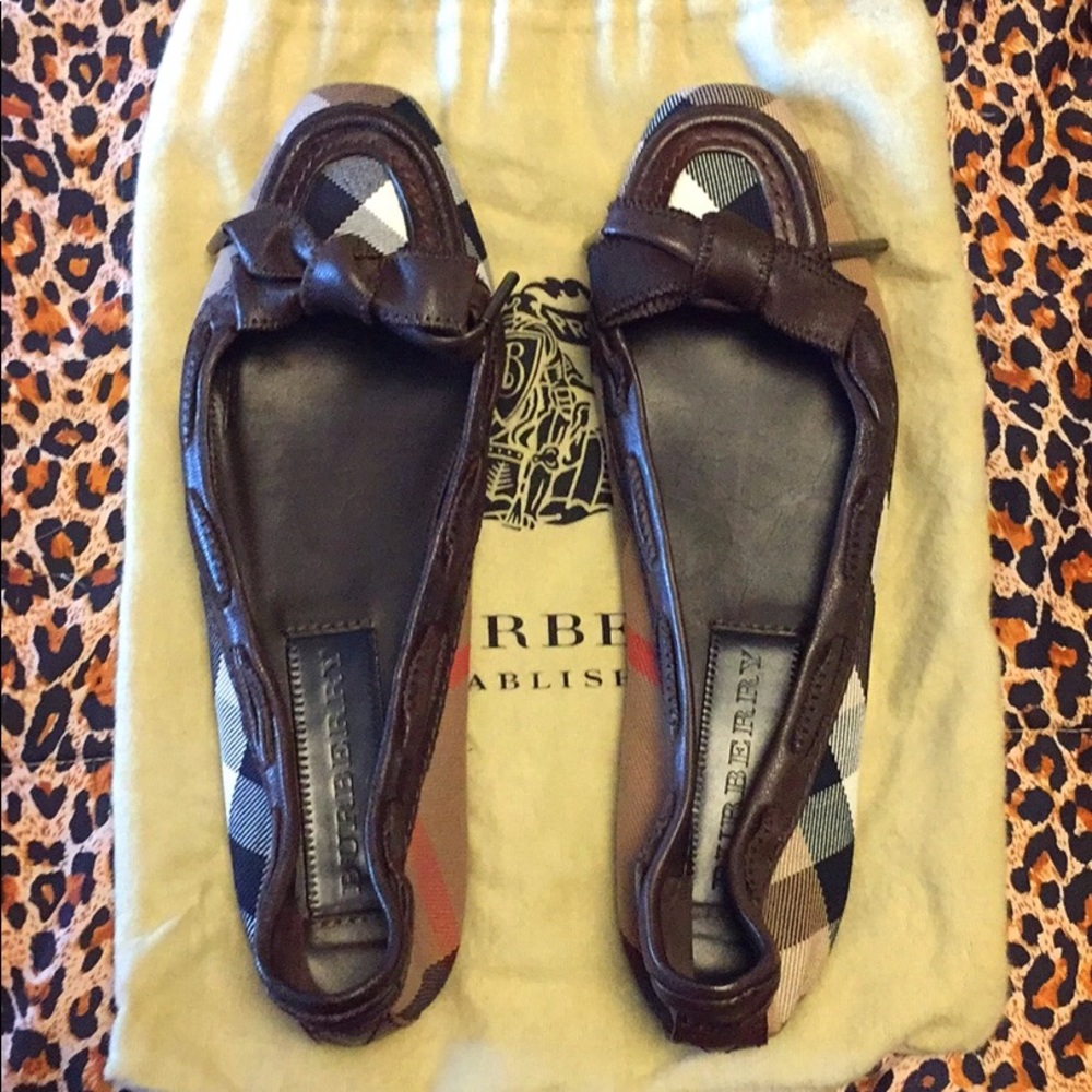 Burberry flat shoes